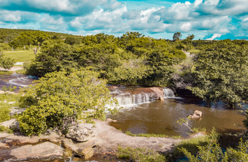 Em Carnaubal, visitantes podem desfrutar de banho na Cachoeira dos Espanhóis. Diamond Marketing/Prefeitura de Carnaubal