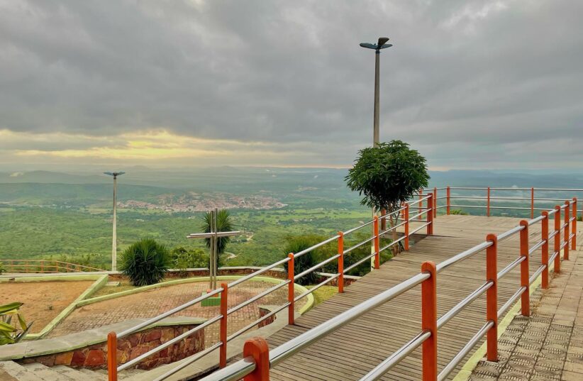 Pontal do Padre Cícero, na Serra do Quicuncá, é mirante com vista para Farias Brito. Reprodução/Prefeitura de Farias Brito