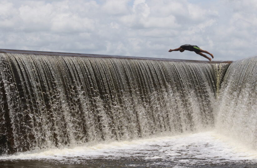 OCARA, CE, BRASIL, 28.02.2019: Açude Batente sangra em Ocara.  (Fotos: Fábio Lima/O POVO)