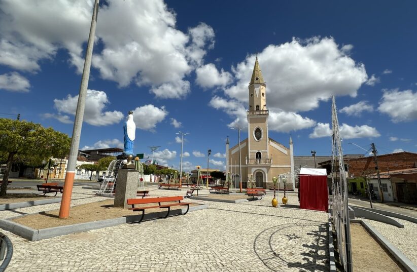 Praça e Igreja Matriz de Nossa Senhora da Conceição, no Centro de Palhano. Gabriel Santos/Prefeitura de Palhano