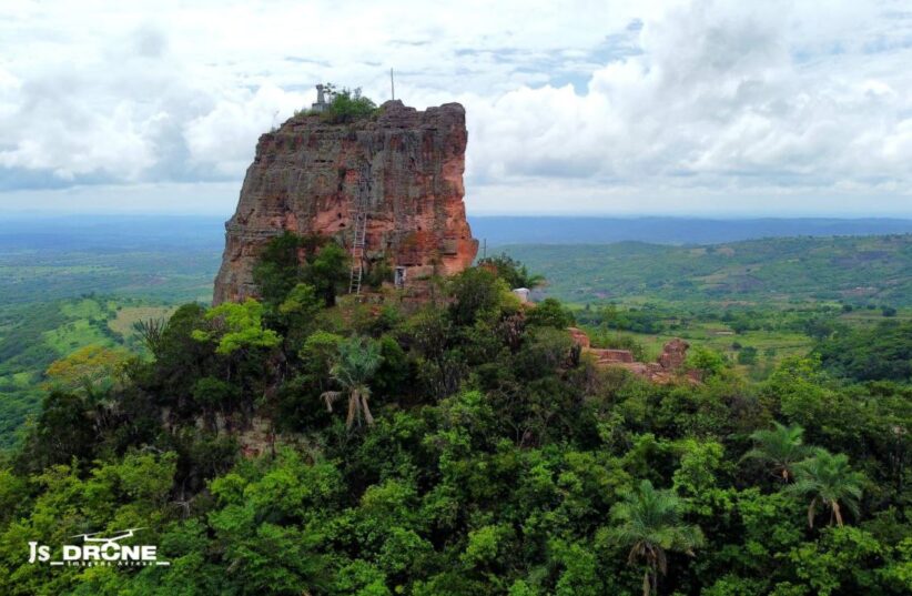 Pedra Branca é um maciço localizado em Porteiras. Prefeitura de Porteiras
