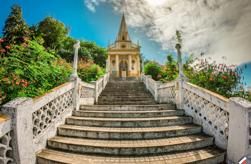 Escadaria da igreja de Santa Rita, em redenção, tem mais de 700 degraus. Rian Chandler/Prefeitura de Redenção